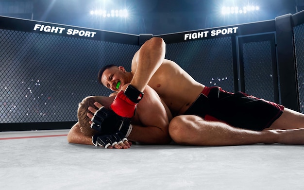 Luchadores de MMA en campeonato de lucha de anillo profesional