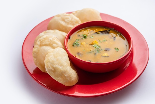 Luchi Cholar Dal o pan frito hecho de harina servido con chana al curry o gramo de Bengala