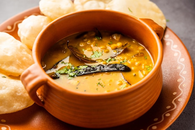 Luchi Cholar Dal o pan frito hecho de harina servido con chana al curry o gramo de Bengala