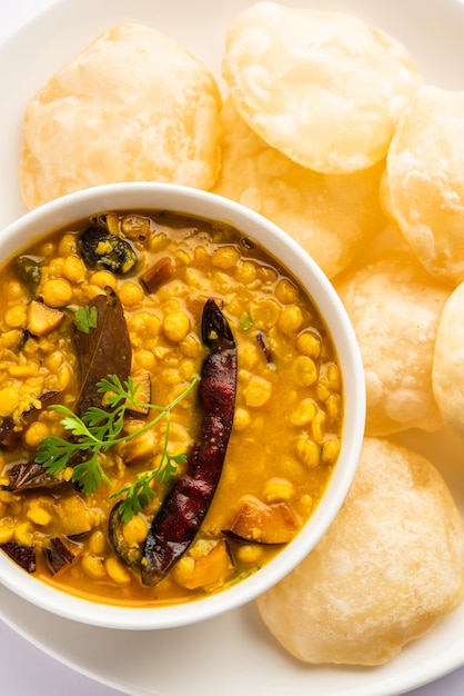 Luchi Cholar Dal o pan frito hecho de harina servido con chana al curry o gramo de Bengala