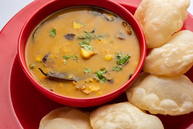 Luchi Cholar Dal ou pão frito feito de farinha servido com curry Chana ou grama de Bengala