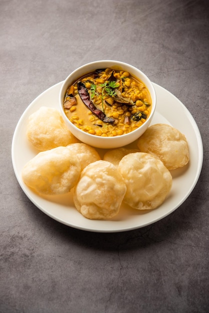 Luchi Cholar Dal ou pão frito feito de farinha servido com curry Chana ou grama de Bengala