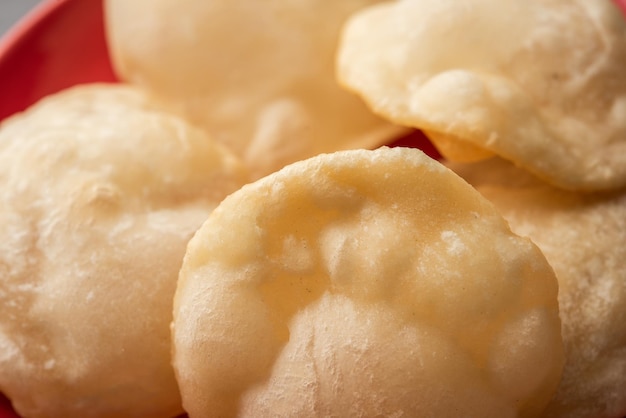 Luchi ou Lusi é um poori frito ou pão achatado feito de farinha Maida originária de Bengala