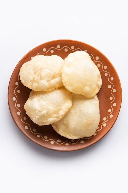 Luchi ou Lusi é um poori frito ou pão achatado feito de farinha Maida originária de Bengala
