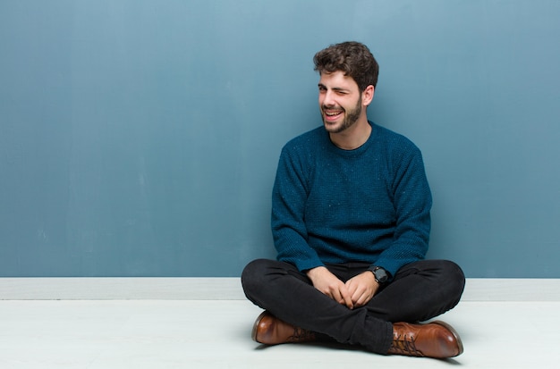 luciendo feliz y amigable, sonriendo y guiñándote un ojo con una actitud positiva