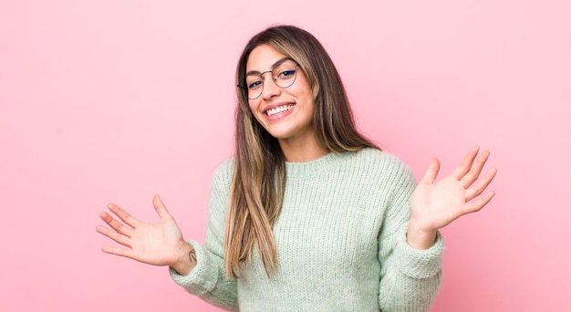 Luciendo feliz, arrogante, orgulloso y satisfecho de sí mismo, sintiéndose como el número uno