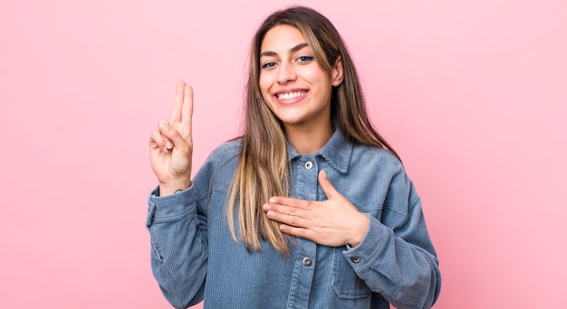 luciendo feliz, confiado y confiable, sonriendo y mostrando el signo de la victoria con una actitud positiva