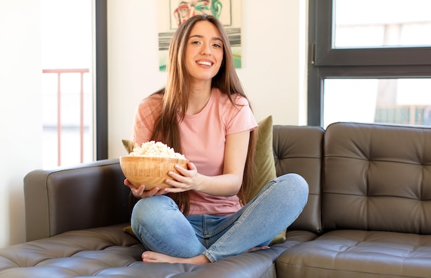 luciendo feliz y gratamente sorprendido, emocionado con una expresión fascinada y conmocionada