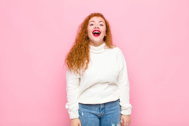 luciendo feliz y gratamente sorprendido, emocionado con una expresión fascinada y conmocionada