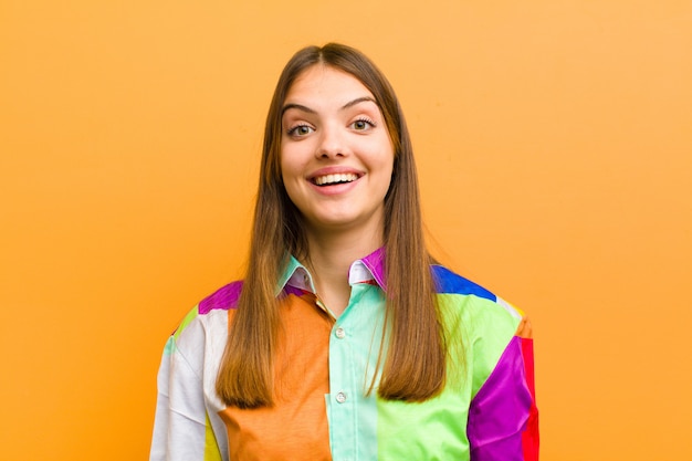 luciendo feliz y gratamente sorprendido, emocionado con una expresión fascinada y conmocionada