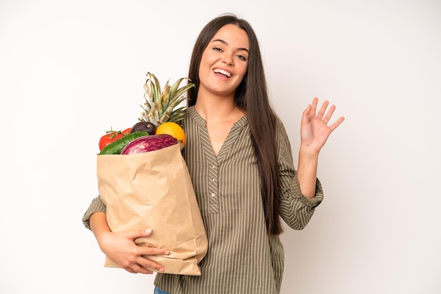 luciendo feliz y gratamente sorprendido