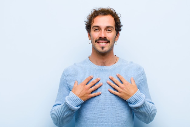 luciendo feliz, sorprendido, orgulloso y emocionado, apuntando a sí mismo