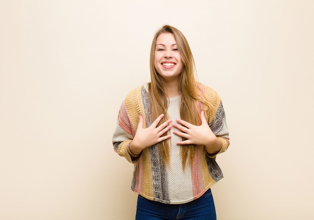 luciendo feliz, sorprendido, orgulloso y emocionado, apuntando a sí mismo