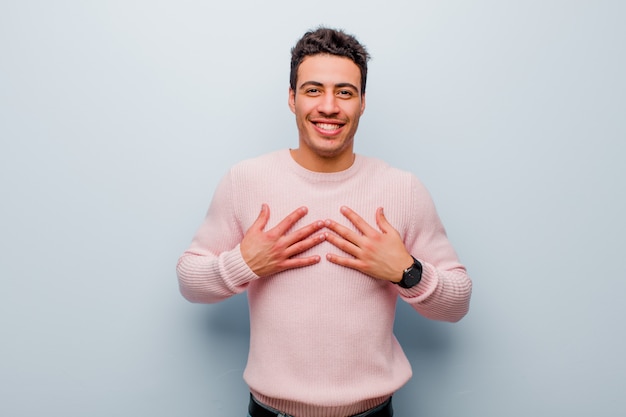 luciendo feliz, sorprendido, orgulloso y emocionado, apuntando a sí mismo