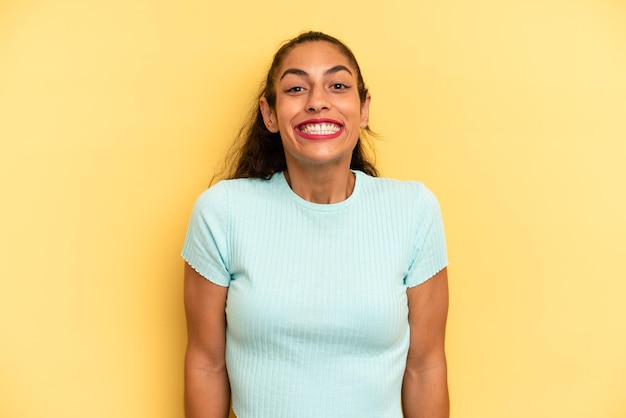 Luciendo feliz y tonto con una amplia y divertida sonrisa loca y ojos bien abiertos