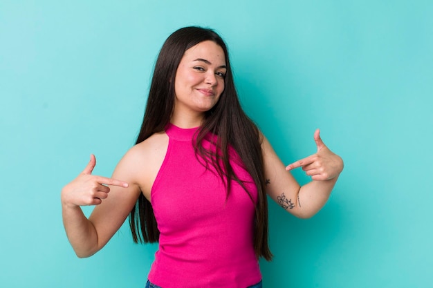 Luciendo orgulloso, arrogante, feliz, sorprendido y satisfecho, señalándose a sí mismo como un ganador