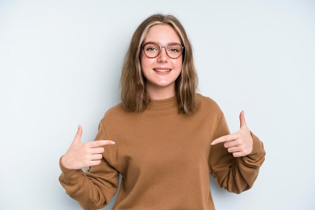 Luciendo orgulloso, arrogante, feliz, sorprendido y satisfecho, señalándose a sí mismo como un ganador