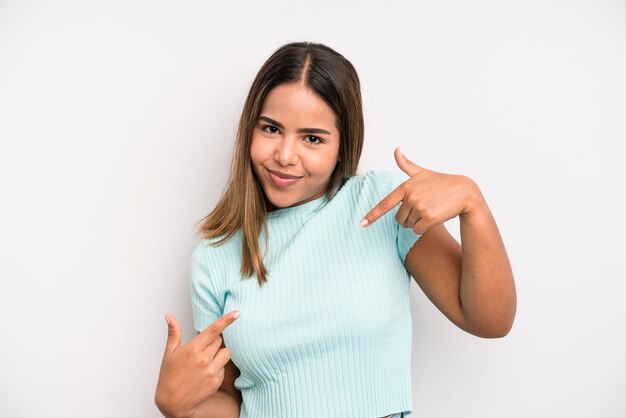 Foto luciendo orgulloso, arrogante, feliz, sorprendido y satisfecho, señalándose a sí mismo como un ganador