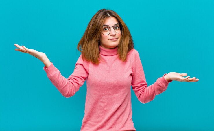 Foto luciendo perplejo, confundido y estresado, preguntándose entre diferentes opciones, sintiéndose inseguro
