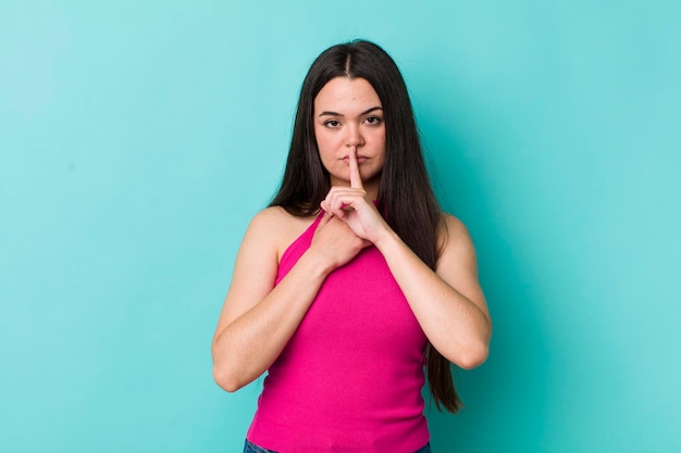 luciendo serio y enfadado con el dedo presionado en los labios exigiendo silencio o silencio manteniendo un secreto