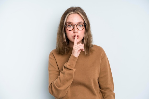 luciendo serio y enfadado con el dedo presionado en los labios exigiendo silencio o silencio manteniendo un secreto