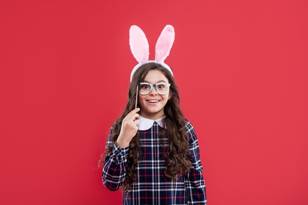 Luciendo tan inteligente, felices vacaciones de pascua, niño divertido con gafas de fiesta, niña adolescente, usa disfraz de conejo, caza de conejitos de pascua, simplemente divirtiéndose, listo para la fiesta, infancia feliz, niño conejito alegre