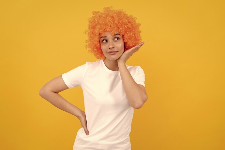 Foto luciendo tan linda, la mujer tiene cabello naranja siendo un payaso el día de los inocentes por diversión