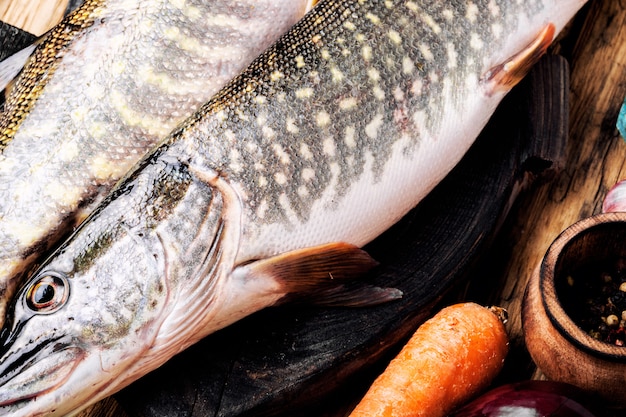 Lucio pescado en el tablero de la cocina