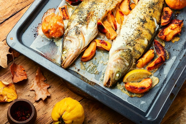 Lucioperca al horno con frutos de otoño. Sabrosos mariscos