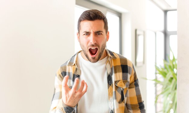 lucir enojado, molesto y frustrado gritando qué te pasa o qué te pasa