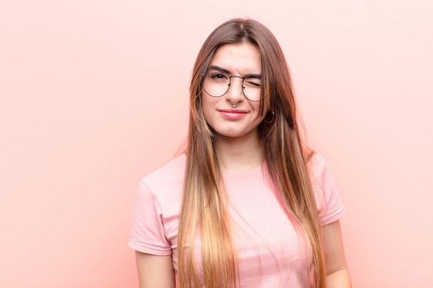 lucir feliz y amigable, sonriendo y guiándote un ojo con una actitud positiva