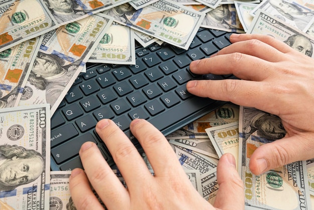 Lucre com o comércio on-line Alto salário para encontrar um especialista O conceito de treinamento por meio de um dedo interno pressiona a tecla no laptop no fundo do dinheiro