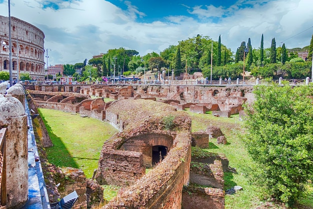 Foto ludus magnus, ruinas de la antigua escuela de gladiadores cerca del coliseo en roma, italia