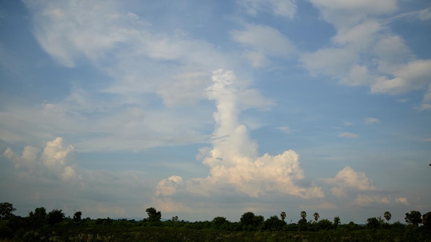 Foto lue himmel mit sich bewegenden weißen wolken vor dem regen im hintergrund