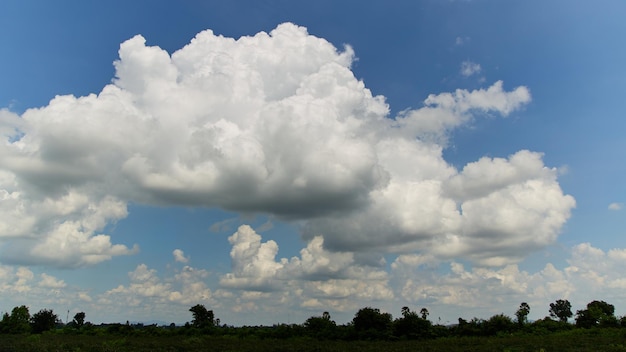 Lue Himmel mit sich bewegenden weißen Wolken Vor dem Regen im Hintergrund