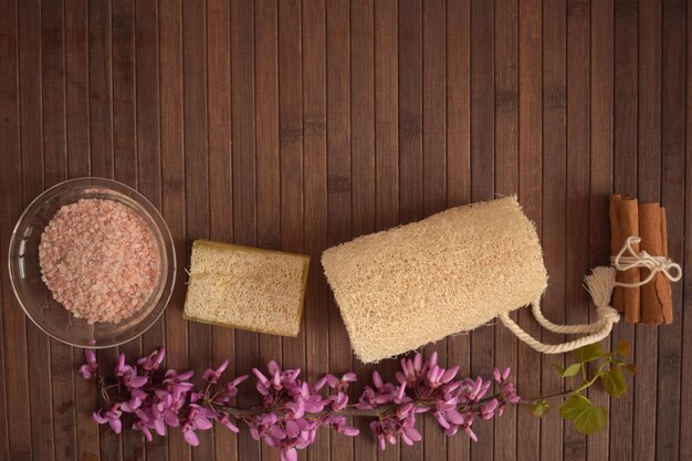 Luffa jabón exfoliante natural y esponja accesorios de higiene personal sobre fondo de madera