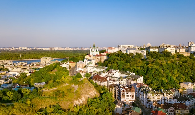 Luft Draufsicht der Andreaskirche und der Andreevska Straße von oben, Stadtbild des Podol-Bezirks auf Sonnenuntergang, Skyline der Stadt Kiew (Kiew), Ukraine