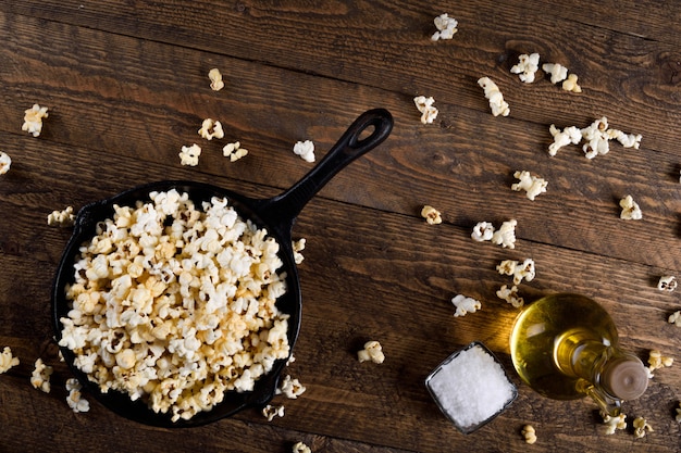 Luft salziges Popcorn. Eine Schüssel Popcorn auf einem Holztisch. Salz Popcorn auf dem Holztisch.