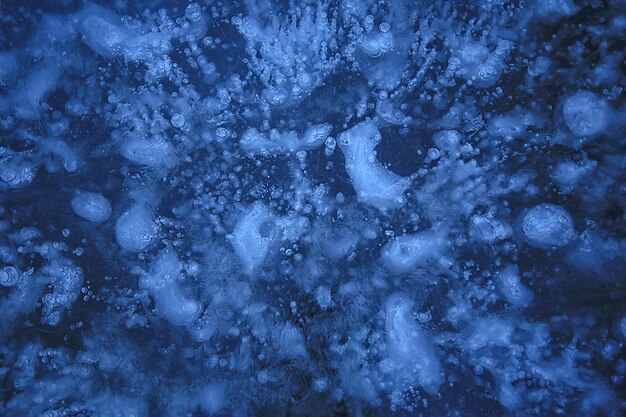 Luft unter Eisblasen, abstrakter saisonaler Winterkälte Hintergrund außerhalb der Natur