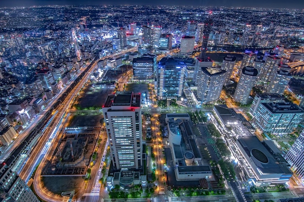 Luftansicht auf beleuchtete Gebäude in der Stadt bei Nacht