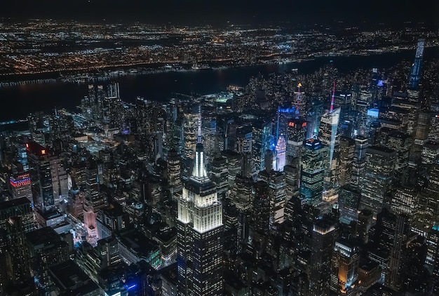 Luftansicht auf beleuchtete Stadtgebäude in der Nacht