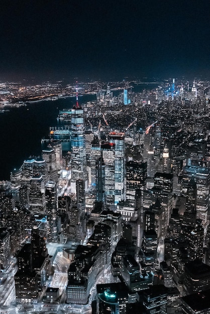 Luftansicht auf beleuchtete Stadtgebäude in der Nacht
