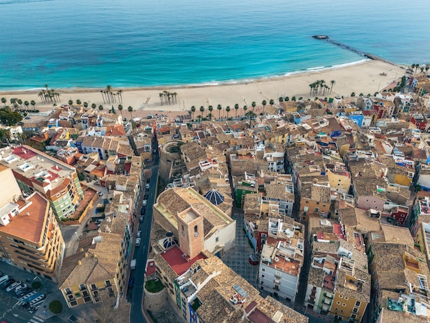 Luftansicht auf das Stadtbild von Villajoyosa an einem hellen Tag von oben