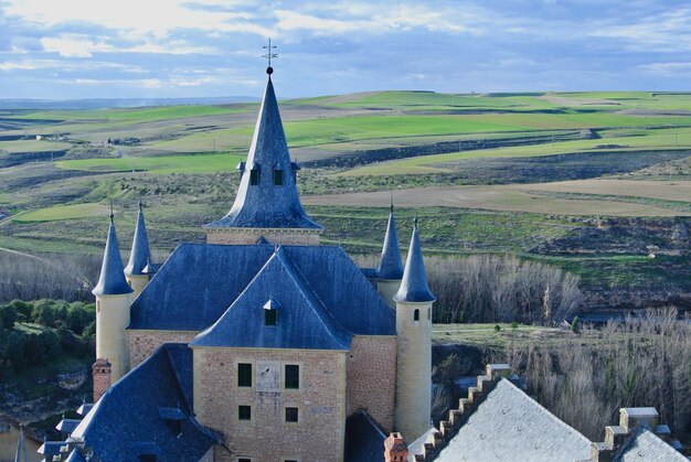 Foto luftansicht auf den dächern des königlichen schlosses in segovia, spanien