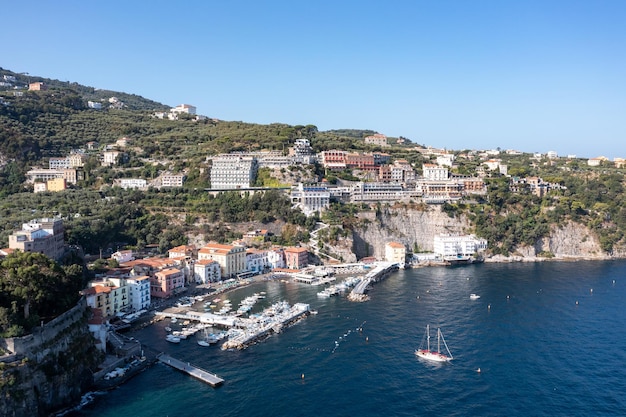 Luftansicht auf die Klippen von Sorrento, Italien, an einem Sommertag