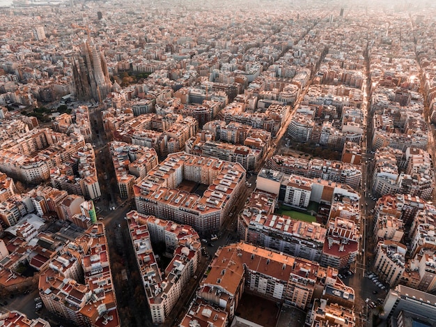 Luftansicht auf die Skyline der Stadt Barcelona und die Kathedrale der Sagrada Familia bei Sonnenuntergang