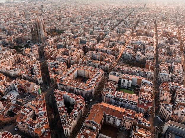 Foto luftansicht auf die skyline der stadt barcelona und die kathedrale der sagrada familia bei sonnenuntergang