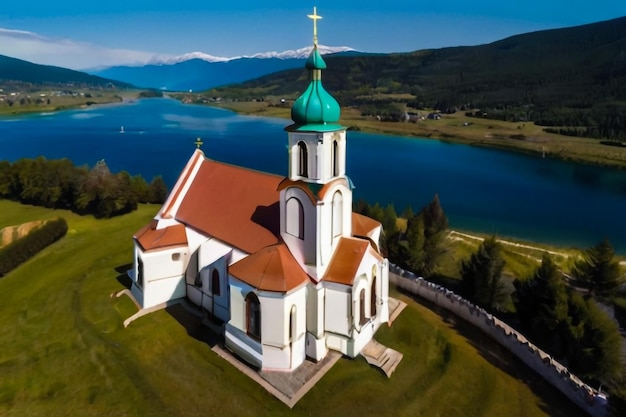 Luftansicht auf einen barocken oder gotischen Tempel oder eine katholische Kirche auf dem Land