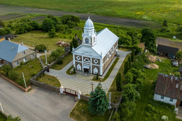 Luftansicht auf einen neugotischen oder barocken Tempel oder eine katholische Kirche auf dem Land