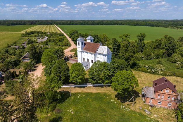 Luftansicht auf einen neugotischen oder barocken Tempel oder eine katholische Kirche auf dem Land